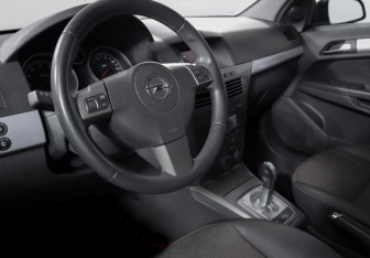 Подержанный автомобиль Opel Astra Hatchback 2006 года (14 фото)