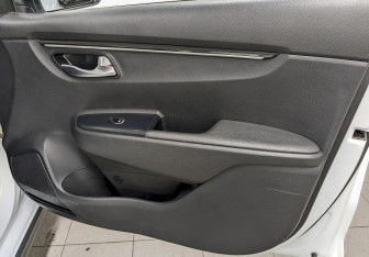 Подержанный автомобиль Kia Rio Hatchback 2020 года (18 фото)