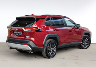 Подержанный автомобиль Toyota RAV4 2023 года (5 фото)
