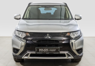 Подержанный автомобиль Mitsubishi Outlander 2022 года (2 фото)