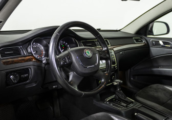 Подержанный автомобиль Skoda Superb Liftback 2012 года (10 фото)