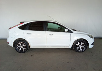 Подержанный автомобиль Ford Focus Hatchback 2010 года (7 фото)