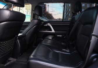 Подержанный автомобиль Toyota Land Cruiser Suv 2014 года (9 фото)