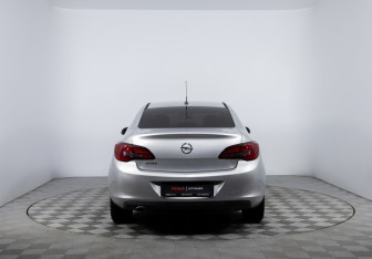Подержанный автомобиль Opel Astra Sedan 2013 года (6 фото)
