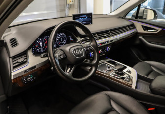 Подержанный автомобиль Audi Q7 2015 года (7 фото)