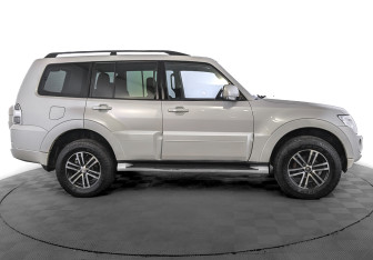 Подержанный автомобиль Mitsubishi Pajero 2014 года (4 фото)