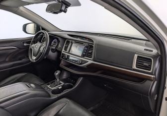 Подержанный автомобиль Toyota Highlander 2015 года (13 фото)
