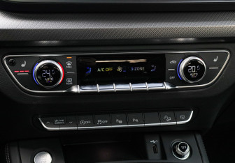 Подержанный автомобиль Audi Q5 2025 года (27 фото)