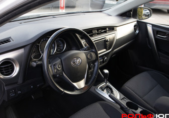 Подержанный автомобиль Toyota Auris Hatchback 2014 года (10 фото)