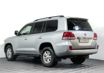 Подержанный автомобиль Toyota Land Cruiser Suv 2008 года (7 фото)