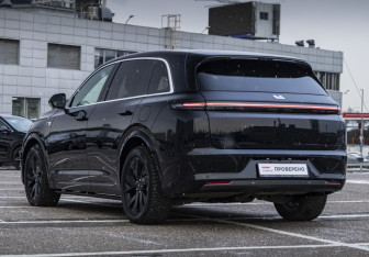 Подержанный автомобиль LiXiang L7 2023 года (7 фото)