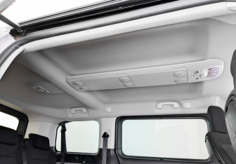 Подержанный автомобиль Peugeot Traveller 2021 года (24 фото)