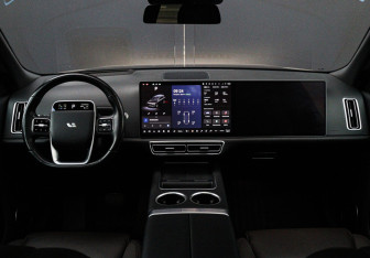 Подержанный автомобиль LiXiang L9 2024 года (17 фото)