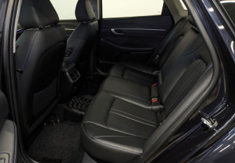 Подержанный автомобиль Hyundai Sonata 2022 года (12 фото)