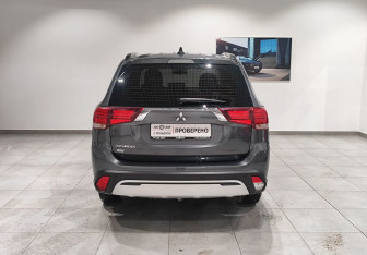 Подержанный автомобиль Mitsubishi Outlander 2022 года (6 фото)