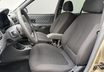 Подержанный автомобиль Hyundai Accent Sedan 2004 года (10 фото)