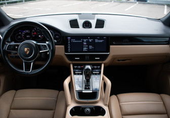 Подержанный автомобиль Porsche Cayenne 2019 года (24 фото)