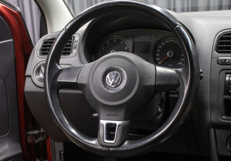 Подержанный автомобиль Volkswagen Polo Sedan 2012 года (17 фото)