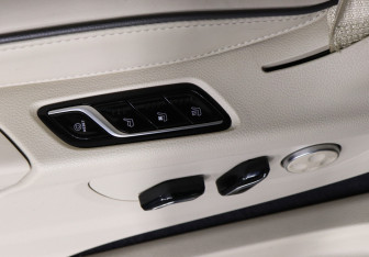 Подержанный автомобиль Voyah Dream 2023 года (19 фото)