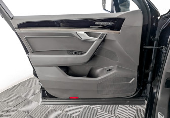 Подержанный автомобиль Volkswagen Touareg 2018 года (19 фото)