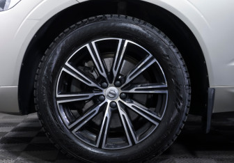 Подержанный автомобиль Volvo XC60 2019 года (25 фото)