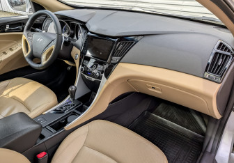 Подержанный автомобиль Hyundai Sonata 2011 года (11 фото)