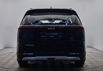 Подержанный автомобиль Kia Carnival 2023 года (4 фото)