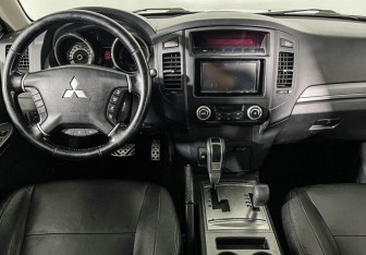 Подержанный автомобиль Mitsubishi Pajero 2012 года (12 фото)