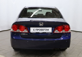 Подержанный автомобиль Honda Civic Sedan 2007 года (5 фото)