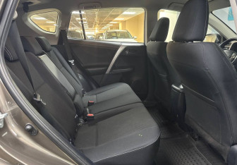 Подержанный автомобиль Toyota RAV4 2018 года (11 фото)