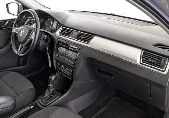 Подержанный автомобиль Skoda Rapid Liftback 2015 года (13 фото)