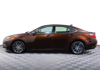 Подержанный автомобиль Lexus ES 2017 года (8 фото)