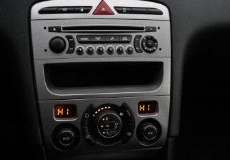 Подержанный автомобиль Peugeot 408 2014 года (13 фото)