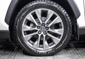 Подержанный автомобиль Toyota RAV4 2020 года (25 фото)