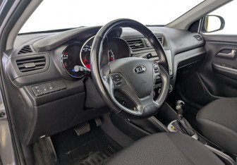 Подержанный автомобиль Kia Rio Sedan 2017 года (16 фото)
