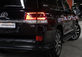 Подержанный автомобиль Toyota Land Cruiser Suv 2018 года (24 фото)