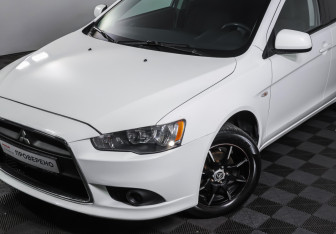 Подержанный автомобиль Mitsubishi Lancer Sedan 2012 года (21 фото)