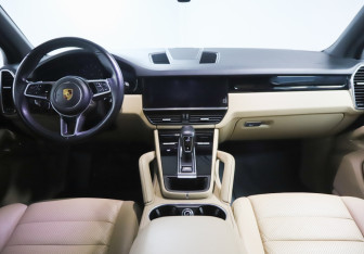 Подержанный автомобиль Porsche Cayenne 2020 года (12 фото)
