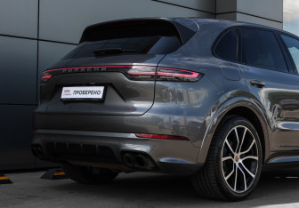 Подержанный автомобиль Porsche Cayenne 2018 года (25 фото)