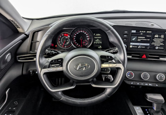 Подержанный автомобиль Hyundai Elantra Sedan 2022 года (21 фото)