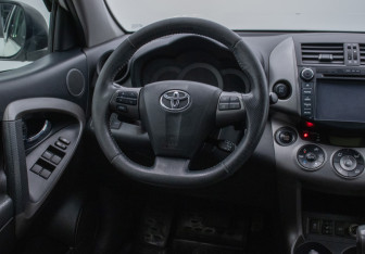 Подержанный автомобиль Toyota RAV4 2011 года (15 фото)