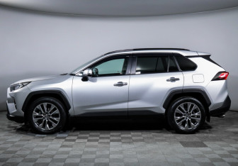 Подержанный автомобиль Toyota RAV4 2019 года (8 фото)