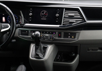 Подержанный автомобиль Volkswagen Caravelle 2021 года (15 фото)