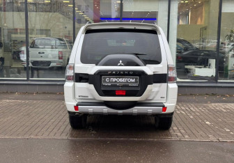 Подержанный автомобиль Mitsubishi Pajero 2014 года (7 фото)