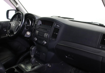 Подержанный автомобиль Mitsubishi Pajero 2012 года (5 фото)