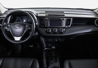 Подержанный автомобиль Toyota RAV4 2017 года (7 фото)