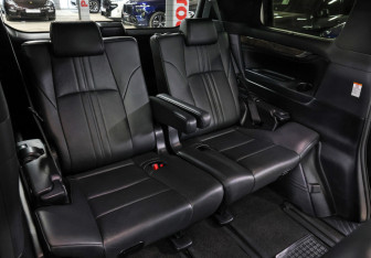 Подержанный автомобиль Toyota Alphard 2019 года (12 фото)
