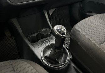 Подержанный автомобиль Skoda Fabia Hatchback 2011 года (16 фото)