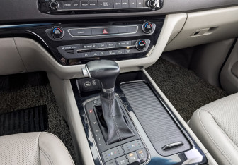 Подержанный автомобиль Kia Carnival 2017 года (21 фото)