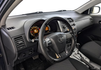 Подержанный автомобиль Toyota Corolla Sedan 2012 года (15 фото)